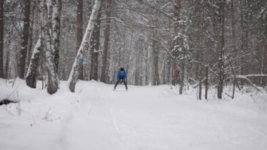 Spor yaşam tarzı. Kır ormanlarında kayak yapan bir adam. Hazırlanıyor