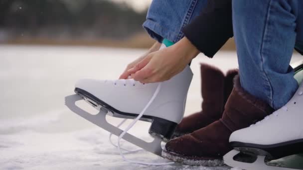 In het frame, close-up, het proces van het veters winter schaatsen. — Stockvideo