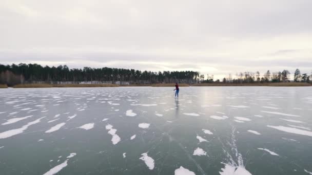 Quando o lago da aldeia congelar, podes patinar nele.. — Vídeo de Stock