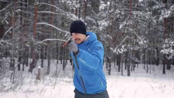 Personlig längdskidutbildning. Mannen går in för sport i vinterskogen. — Stockvideo