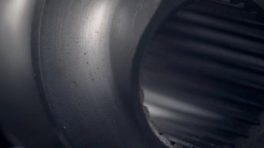 Metal parçalarının yakın çekim görüntüleri. cnc makinelerinde yapılmış makine araçlarının parçaları.