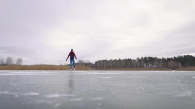 Köy gölü donduğunda, üzerinde kayabilirsin..