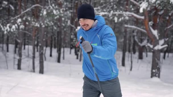 個人的なクロスカントリースキートレーニング。男は冬の森の中でスポーツに行く. — ストック動画
