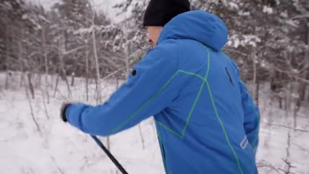 Estilo de vida deportivo. Un hombre en esquí de fondo en el bosque de invierno. Preparación — Vídeos de Stock