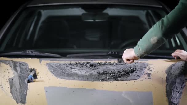 Mestre da afinação do carro está criando modelo de detalhe para capuz por modelagem de argila na garagem, usando faca de plástico — Vídeo de Stock