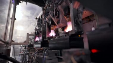 Otomatik pil üretim hattı. Kullan at telefon akü terminallerini sigorta ediyor..