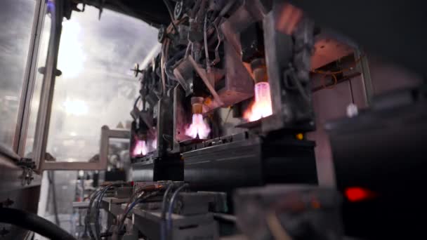 Automatische batterij productielijn. De brander versmelt de accuaansluitingen. — Stockvideo