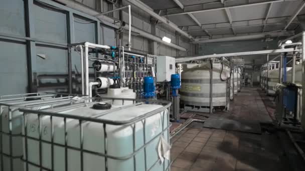 Atelier de purification d'eau dans une entreprise industrielle. Cycle fermé d'utilisation de l'eau. — Video