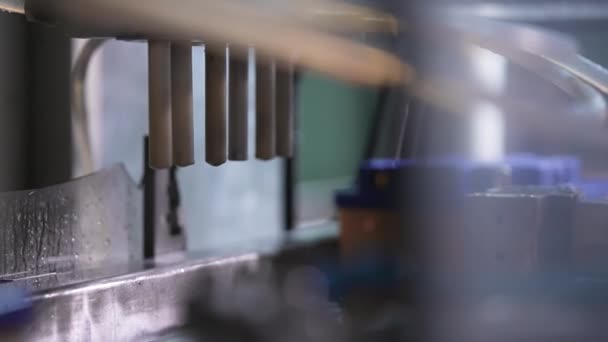 In een industriële batterijfabriek. Elektrolyt in een accu gieten. — Stockvideo