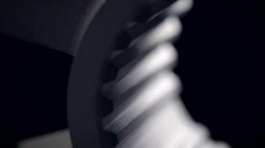 Metal parçalarının yakın çekim görüntüleri. cnc makinelerinde yapılmış makine araçlarının parçaları.