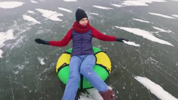 Una joven atractiva se está metiendo en el hielo. — Vídeos de Stock