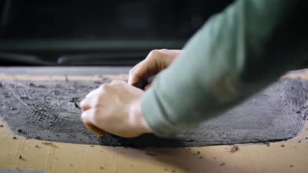 Designer răspândește argilă de modelare neagră pentru a crea model pentru producerea de detalii reale, lucrând în atelier — Videoclip de stoc