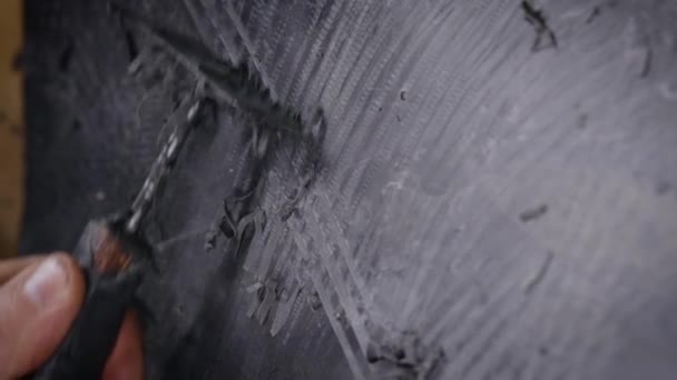 Мастер шлифования черного пластилина модель, формирование промышленного образца для вакуумной формовки, работа в студии — стоковое видео