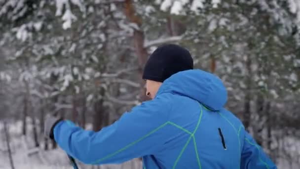Kişisel kros kayak eğitimi. Adam kış ormanlarında spor yapıyor.. — Stok video