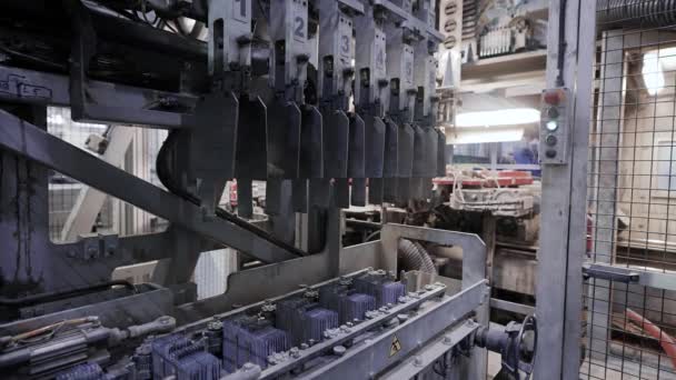 Automatisk maskin för packning av blyplattor. Batteriproduktion. — Stockvideo