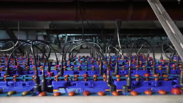 Un stand pour charger de nouvelles batteries à l'usine. Les batteries de voiture sont connectées en série. — Video