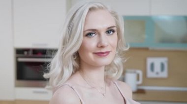 Mutlu ev hanımı ev işlerinden dinleniyor. Otomatik elektronik temizlik ve mutfak işleriyle ilgileniyor. Modern