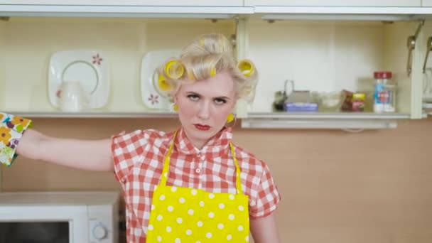 De gemartelde huisvrouw maakt de keuken schoon. De vrouw is moe van het doen van huishoudelijke klusjes. — Stockvideo