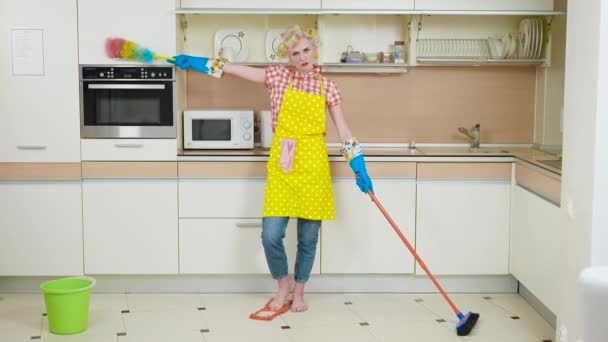 La torturada ama de casa está limpiando la cocina. La mujer está cansada de hacer las tareas domésticas.. — Vídeo de stock