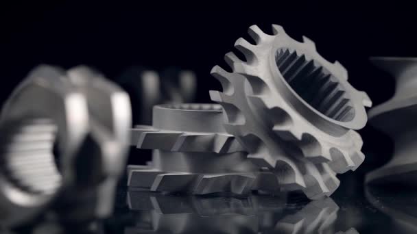 金属部品のクローズアップ映像。CNCマシン上で作られた工作機械の一部. — ストック動画