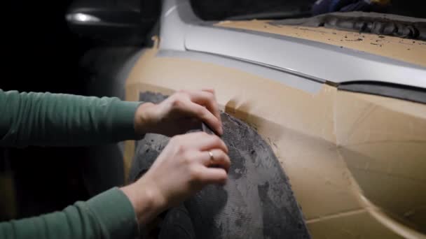 Master robi model plastycyny do tuningu nadwozia samochodu w garażu, polerowanie kęsy w ciemnym studio — Wideo stockowe