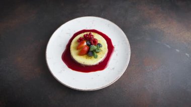 Lezzetli bir tatlının üst görüntüsü. Naneli ve taze böğürtlenli tiramisu veya cheesecake..