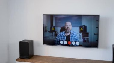 Bir kadın video bağlantısıyla evde konuşuyor. Erkek arkadaşınla TV 'de görüntülü konuşma..