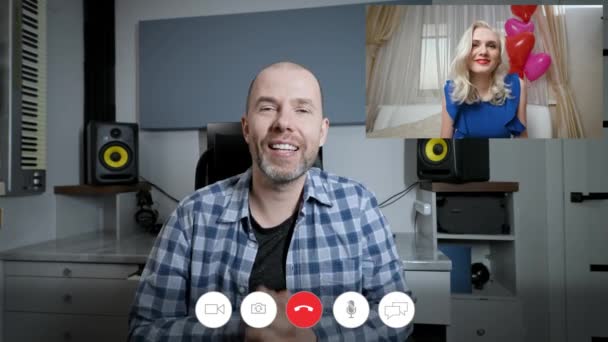 Online video chat rozhraní. Videokonference v jedné z aplikací - messengers. Žena a Muž diskutovat o jejich vztahu. — Stock video