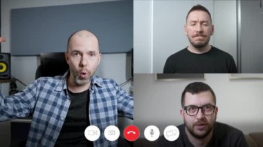 Çevrimiçi görüntülü sohbet arayüzü Uygulamalardan birinde video konferansı, kuryeler. Bir adamın arkadaşları birbirleriyle konuşuyorlar..