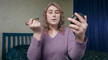 Sarışın, arkadaşıyla video iletişimiyle iletişim kuruyor. Bir konuşma sırasında, bir kadının resim yapmak için zamanı vardır..