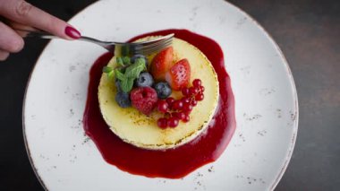 Lezzetli bir tatlının üst görüntüsü. Naneli ve taze böğürtlenli tiramisu veya cheesecake..