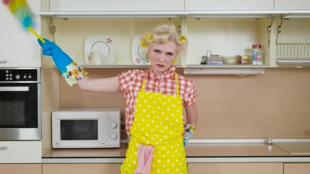 Torturowana gospodyni domowa sprząta kuchnię. Kobieta jest zmęczona pracami domowymi.. — Wideo stockowe