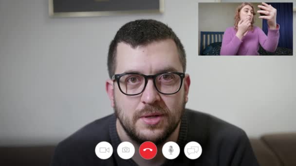 Online video chat interface. Videoconferentie in een van de toepassingen - boodschappers. Vrouw en man bespreken hun relatie. — Stockvideo