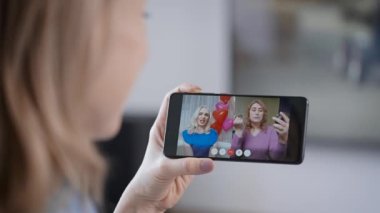 Bir kadın video bağlantısı üzerinden arkadaşlarıyla konuşur. Herkes için akıllı telefondan modern bir video kuryesi..