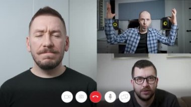 Çevrimiçi görüntülü sohbet arayüzü Uygulamalardan birinde video konferansı, kuryeler. Bir adamın arkadaşları birbirleriyle konuşuyorlar..