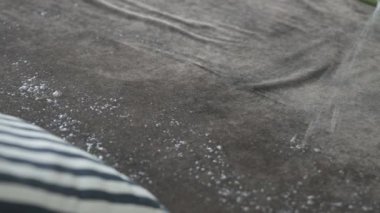 Oda dezenfekte edildi. Kanepe ve yastıklara özel bir çözüm sunuluyor..