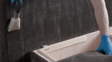 Profesyonel temizlik için özel ekipman kullanılır. Çamaşır süpürgesi etkin bir şekilde yüzeyi temizler..