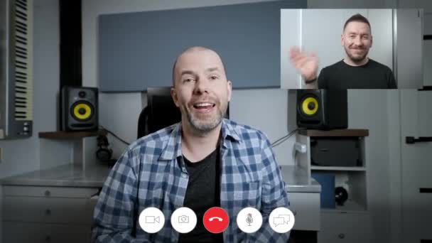 Interfaz de chat de vídeo en línea. Videoconferencia en una de las aplicaciones - mensajeros. Amigos de un hombre están hablando entre sí. — Vídeo de stock