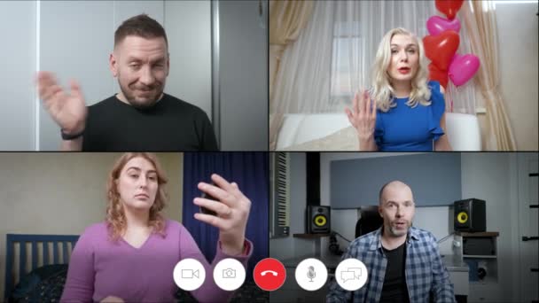 Fyra personer deltar i en online videokonferens. Män och kvinnor diskuterar något på videon. Modern video budbärare — Stockvideo