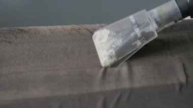 Elektrikli süpürgeyle profesyonel mobilya temizliği..