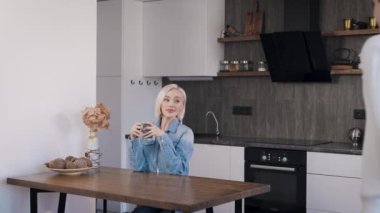 Genç ve çekici bir adam kız arkadaşına hediye veriyor. Duygusal sarışın sürprizlerle çok mutlu olur..