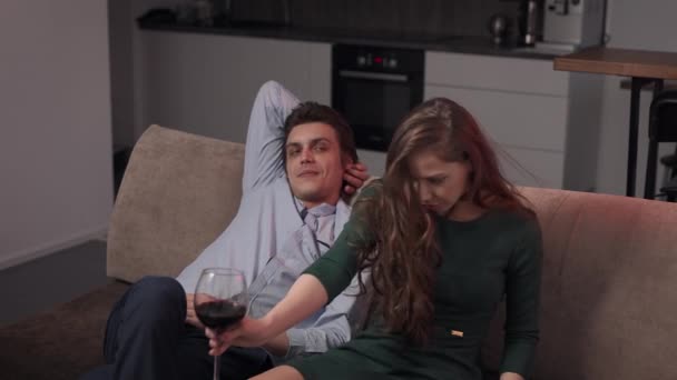 Una coppia romantica in un appartamento, pronta per le gioie amorose. Un uomo e una donna hanno una passione l'uno per l'altro. — Video Stock