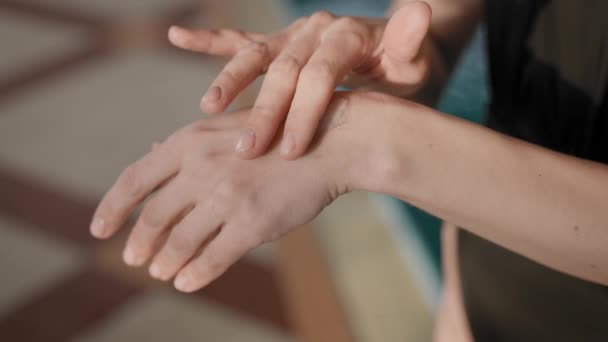 Ein professioneller Schwimmer trägt eine heilende Creme auf die Gelenke auf. — Stockvideo