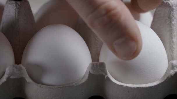 Bonden tar ägget från lådan. Kycklingägg är en mycket populär produkt i alla länder. — Stockvideo