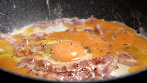 Gebakken eieren met spek. Zeer smakelijk en voedzaam voor het ontbijt. — Stockvideo