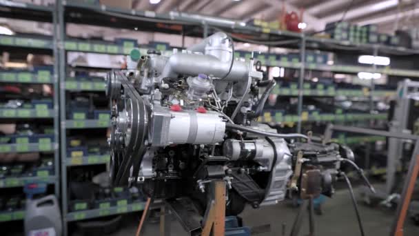 Un nuevo motor de coche en la sala de producción en un stand especial. — Vídeos de Stock