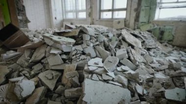 Güçlü bir patlama dalgası sonucu tahrip edilmiş binalar.