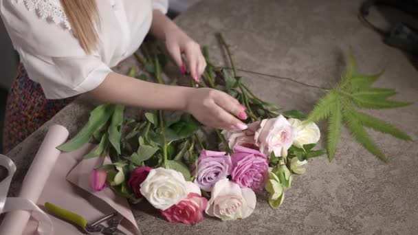 Dans le cadre, les mains féminines avec une bonne manucure, et des fleurs pour un bouquet. — Video