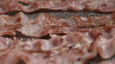 Pastırma pişirme işleminin makro çekimi. İştah açıcı et parçaları tavada kızartılır..