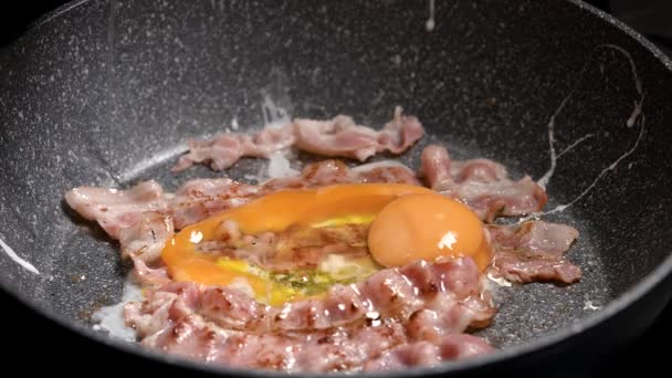 Œufs frits au bacon. Très savoureux et nutritif pour le petit déjeuner. — Video